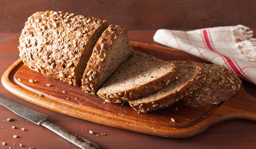 Przepis na chleb z ziarnami, który zrobisz w domu