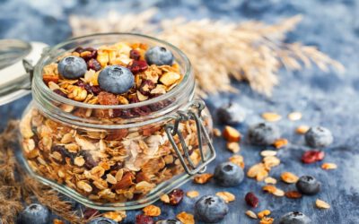 Jak zrobić granolę i z czym ją jeść na chrupiące śniadanie?