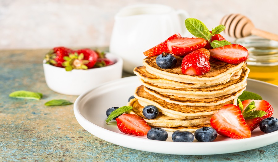 Przepis na pancakes z czekoladą, owocami i jogurtem naturalnym