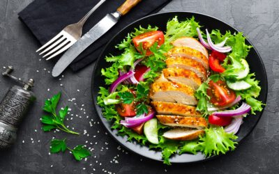 Sałatka z grillowanym kurczakiem i warzywami, czyli obiad z ogrodu