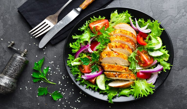 Sałatka z grillowanym kurczakiem