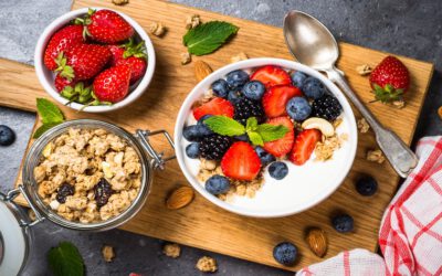 Z czym jeść jogurt naturalny albo grecki? Sposoby na pyszne śniadanie