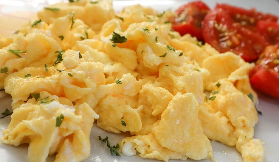 Dietetyczna jajecznica na śniadanie. Wypróbuj te 3 przepisy